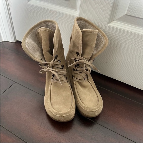 Size 7 Hush Puppies Women's Tan Suede Sherpa Lined Lace Up Wedge Heel Bootie - Picture 6 of 9